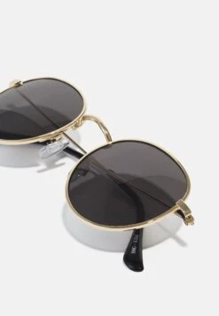Pier One Unisex - Sunglasses - Black/Gold 9 Pier One Unisex - Sunglasses - Black/Gold -Pier One Vogue 126e9360ab5948a49821b42d80d15fbc