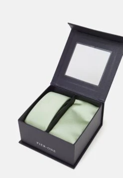 Pier One Set - Pocket Square - Light Green 12 Pier One Set - Pocket Square - Light Green -Pier One Vogue 186418c4632045a49f49be956c5a79e1