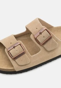 Pier One Leather Unisex - Slippers - Beige 13 Pier One Leather Unisex - Slippers - Beige -Pier One Vogue 1ac33122e3c841b6b5f9c0afc4c244b0
