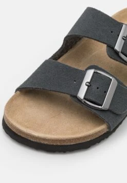 Pier One Leather Unisex - Slippers - Dark Grey 13 Pier One Leather Unisex - Slippers - Dark Grey -Pier One Vogue 25fdc129b20048c3a7c024abca31c9ef