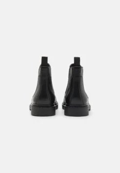 Pier One Leather - Classic Ankle Boots - Black 10 Pier One Leather - Classic Ankle Boots - Black -Pier One Vogue 38fceb26209f4f8e8e56a5d89f6e46d5