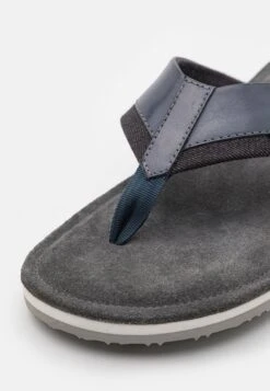 Pier One Leather - T-Bar Sandals - Blue 13 Pier One Leather - T-Bar Sandals - Blue -Pier One Vogue 50c49d2b3015483b8a98ff7b74229b5f