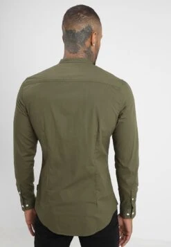 Pier One Muscle Fit Stand- Shirt - Oliv 9 Pier One Muscle Fit Stand- Shirt - Oliv -Pier One Vogue 6203a98ce2074a57aa2427fe331f99cb