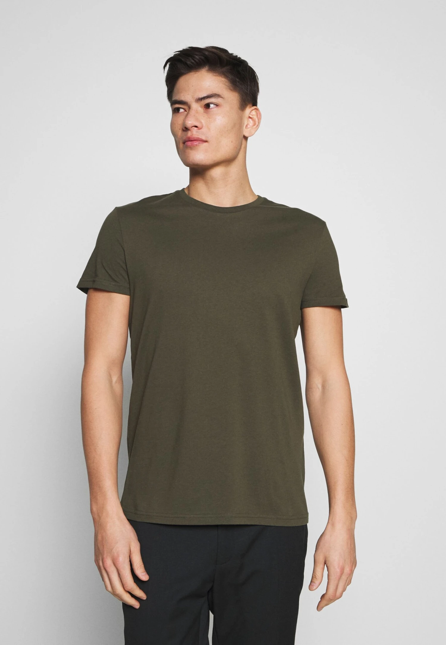 Pier One 5 Pack - Basic T-Shirt - Olive/ White/ Navy /Yellow /Black 6 Pier One 5 Pack - Basic T-Shirt - Olive/ White/ Navy /Yellow /Black - Image 4