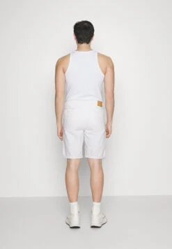 Pier One Colored Twill White Denim - Denim Shorts - White Denim -Pier One Vogue 6fb902e0dcfa488a9a60ba7e359e011c