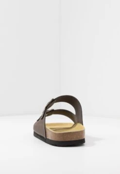 Pier One Unisex - Slippers - Brown 11 Pier One Unisex - Slippers - Brown -Pier One Vogue 76fa55bccc3c473ca40cf8defda1f49a