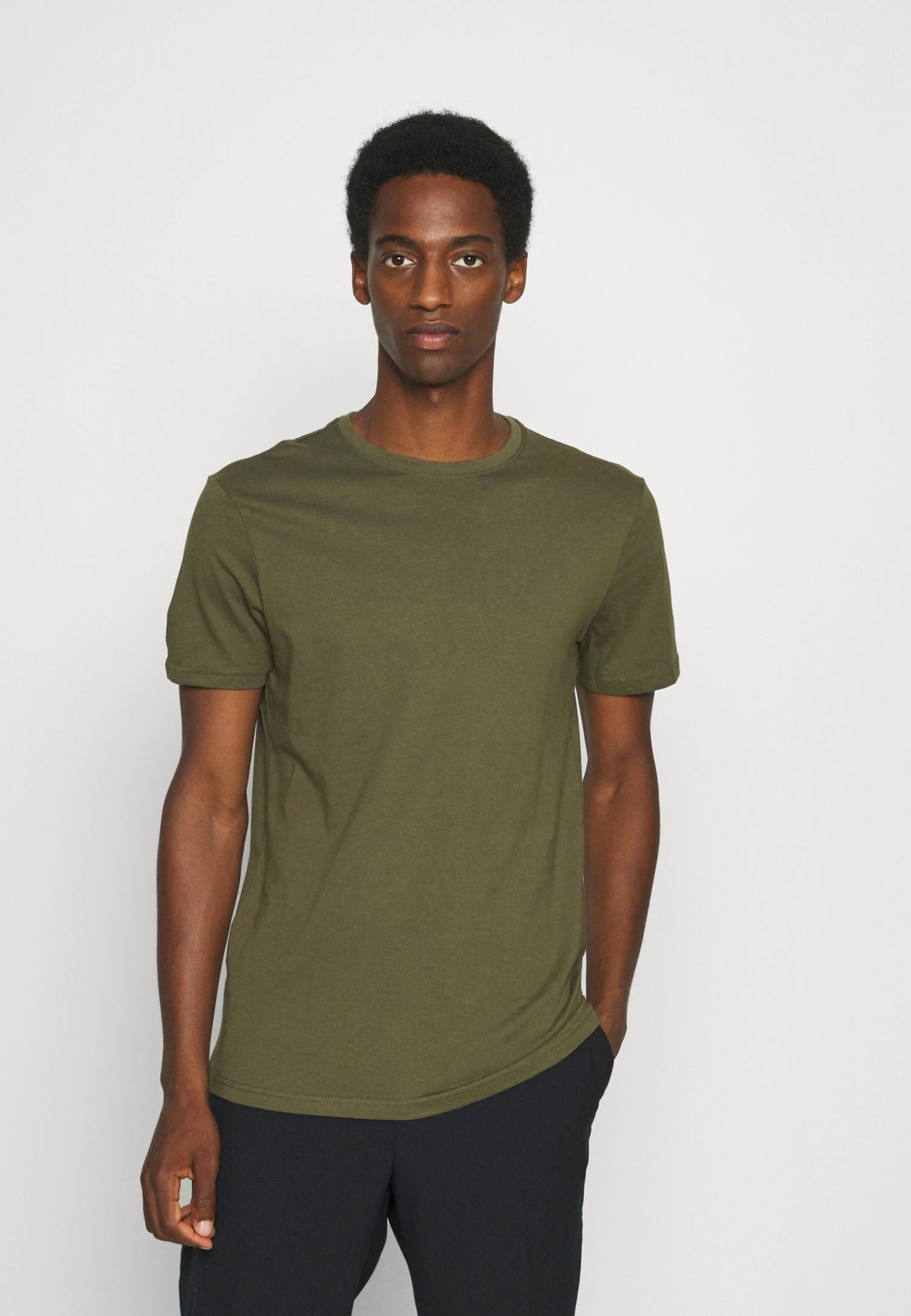 Pier One 5 Pack - Basic T-Shirt - White/Dark Grey/Black 7 Pier One 5 Pack - Basic T-Shirt - White/Dark Grey/Black - Image 5