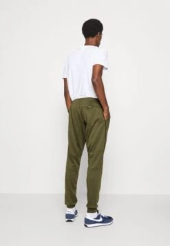 Pier One Tracksuit Bottoms - Olive -Pier One Vogue 7cda39b8f69f4986bcbf6242b84d926c