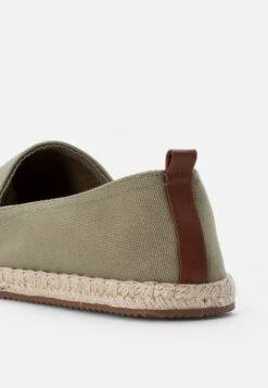 Pier One Rena Espadrille Unisex - Espadrilles - Olive -Pier One Vogue 8b1ef3dce9d344a08d816af96a53324d