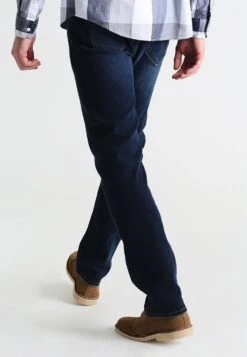 Pier One Basic - Straight Leg Jeans - Dark Blue Denim -Pier One Vogue a4ebfb4549ae43cc8fd6ef9a34b37b32