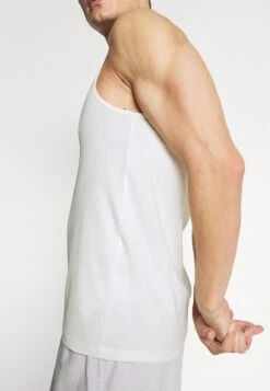 Pier One 3 Pack - Undershirt - Dark Blue/Bordeaux/Off-White -Pier One Vogue c107c99d278e430b8a693d0ec45ebe1a