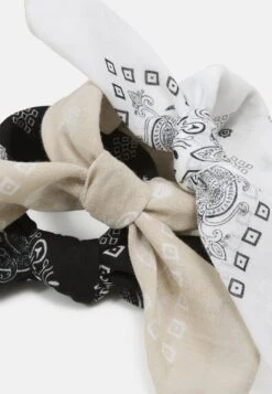 Pier One Bandana Unisex 3 Pack - Foulard - Black/White/Beige -Pier One Vogue c2ede95d3e4443e6ac8cd75fce932acc