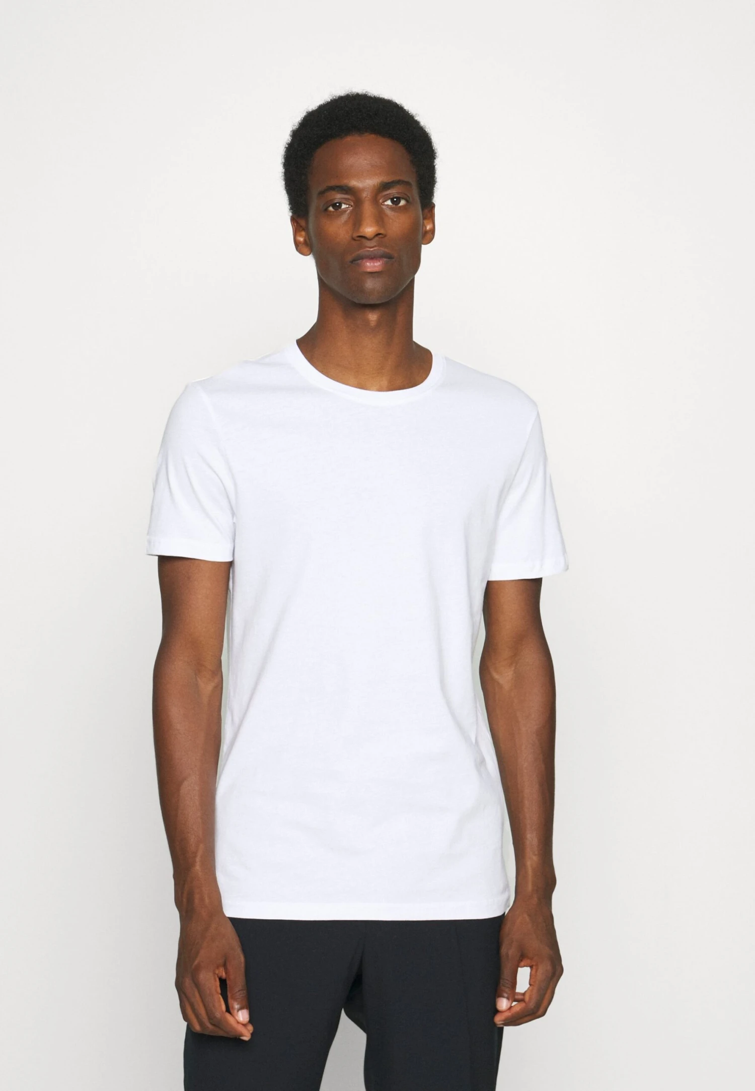 Pier One 5 Pack - Basic T-Shirt - White/Dark Grey/Black 6 Pier One 5 Pack - Basic T-Shirt - White/Dark Grey/Black - Image 4