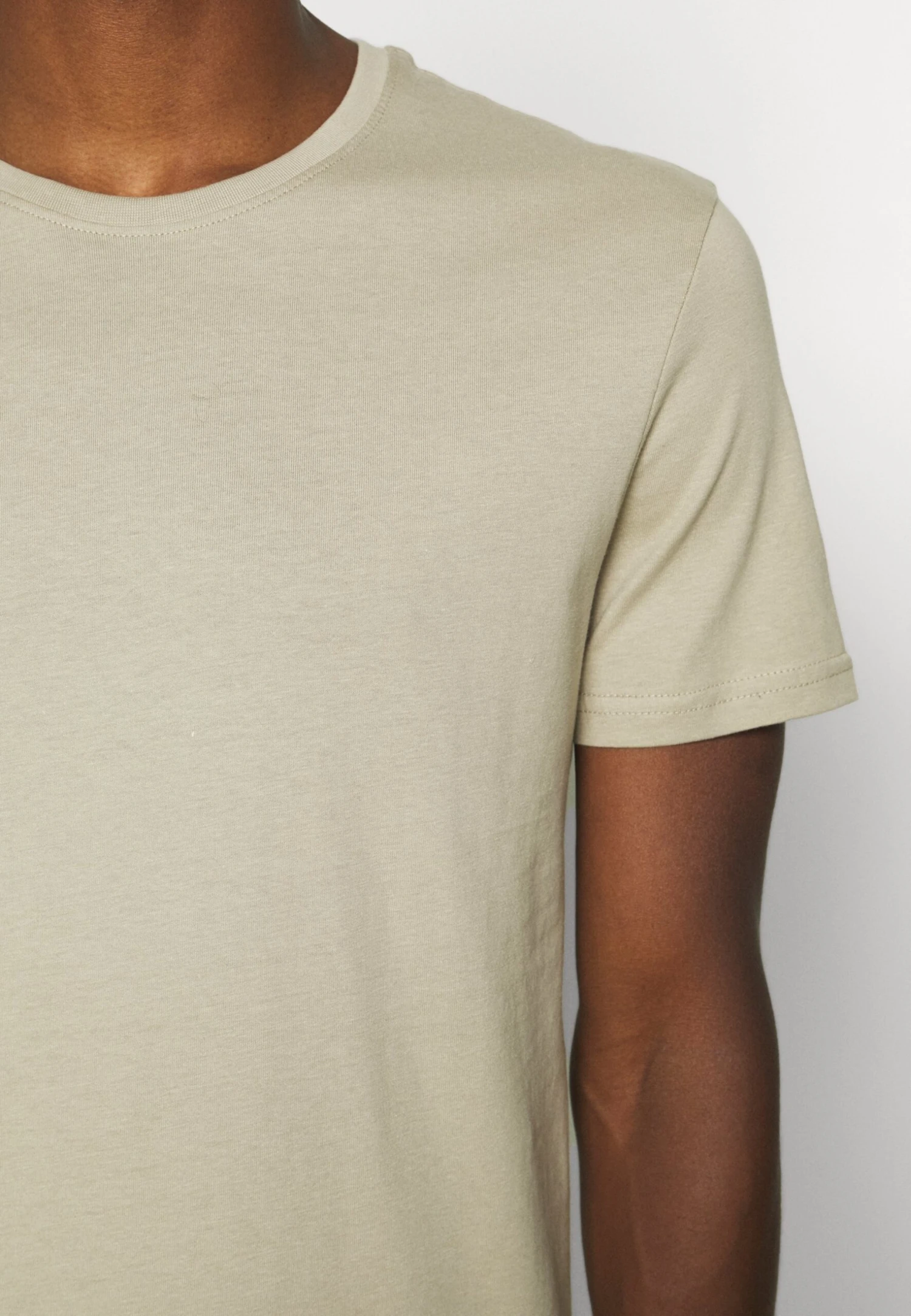 Pier One 5 Pack - Basic T-Shirt - White/Dark Grey/Black 9 Pier One 5 Pack - Basic T-Shirt - White/Dark Grey/Black - Image 7