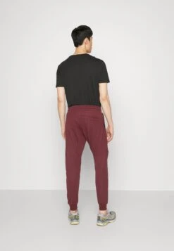 Pier One Tracksuit Bottoms - Tracksuit Bottoms -Pier One Vogue e08d9e55adef4896bd03487fd599f013