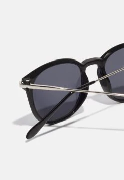 Pier One Sunglasses - Black 8 Pier One Sunglasses - Black -Pier One Vogue e1238979fc144555bfd451a98b4e6bbf