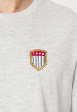 Pier One Print T-Shirt - Light Grey 11 Pier One Print T-Shirt - Light Grey -Pier One Vogue f4331ccf979c432daff39645764777af